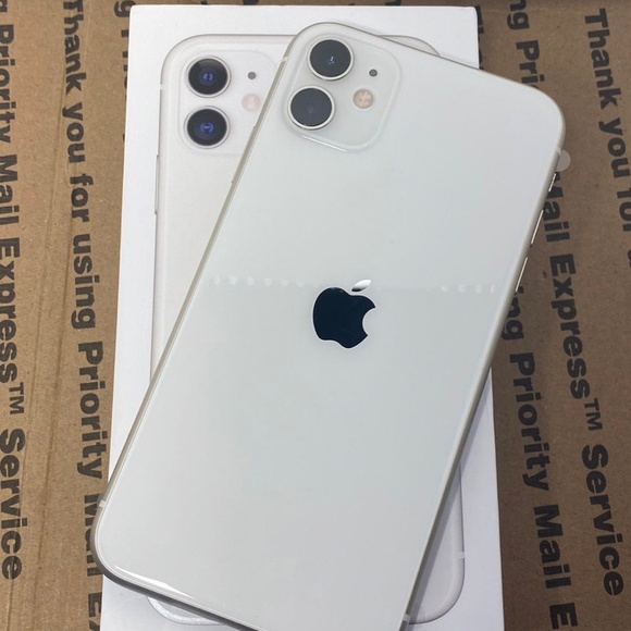 iPhone 11 - Picture 3 of 3